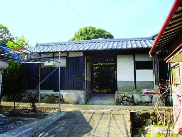 岡山県備前市の古民家物件の門。