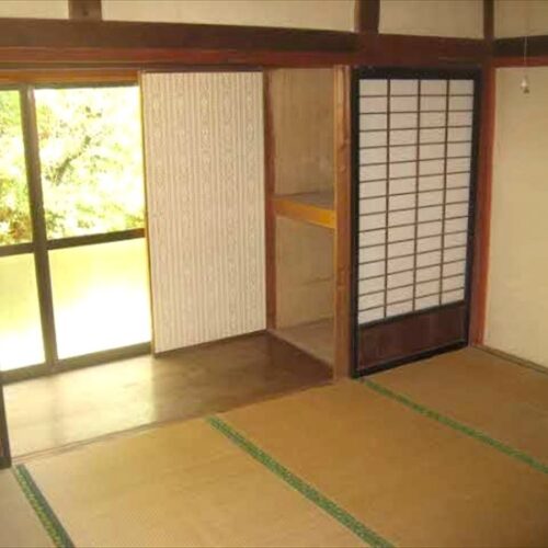 愛媛県宇和島市の古民家物件の和室。縁側の窓から入る光と風が心地よい。