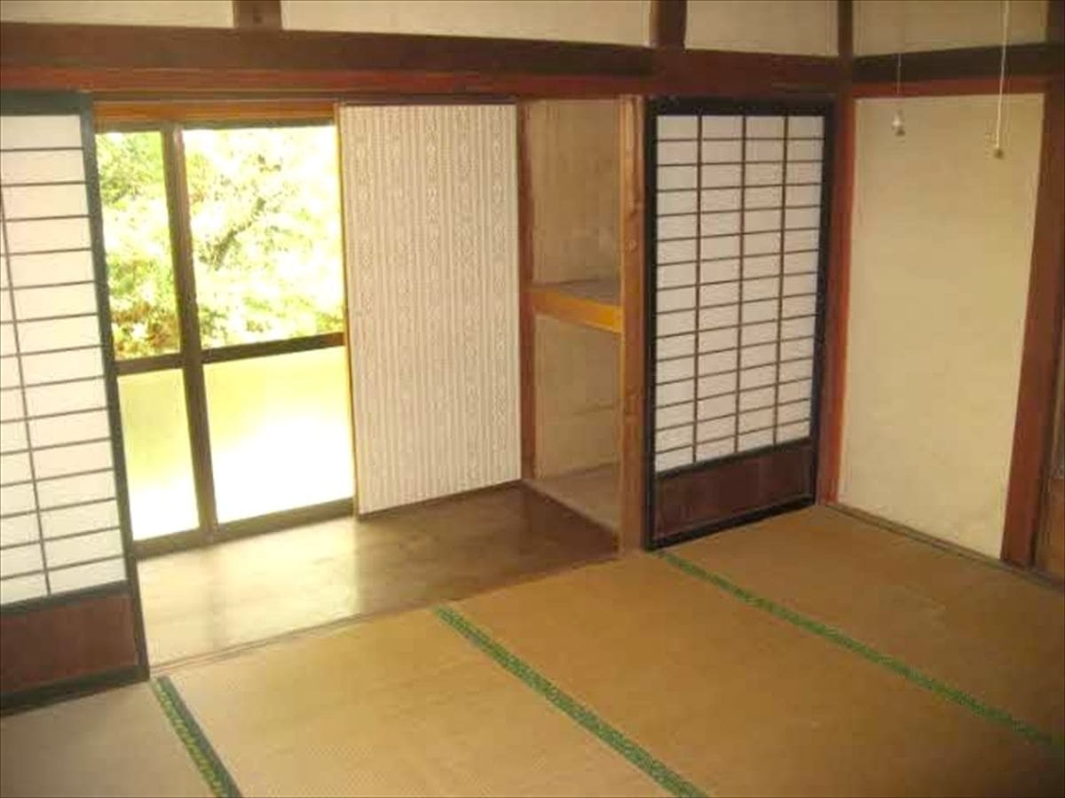 愛媛県宇和島市の古民家物件の和室。縁側の窓から入る光と風が心地よい。