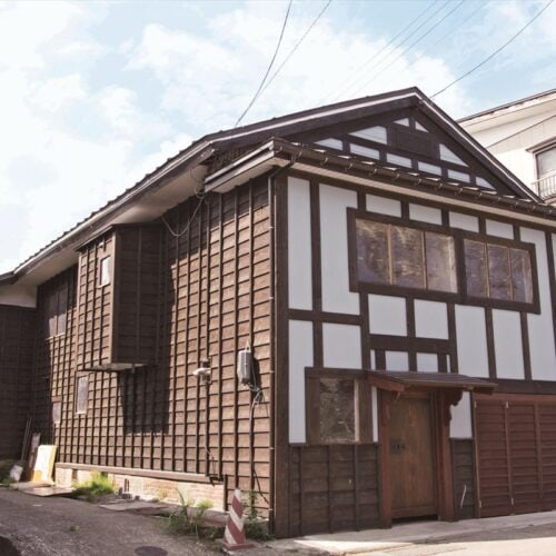 松代ほくほく通り商店街の街道沿いで再生中の「松本屋」