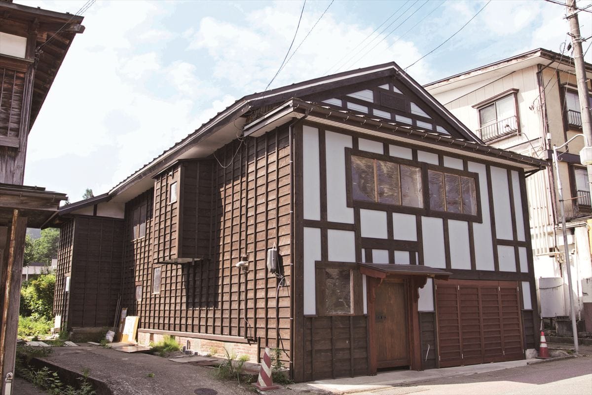 松代ほくほく通り商店街の街道沿いで再生中の「松本屋」