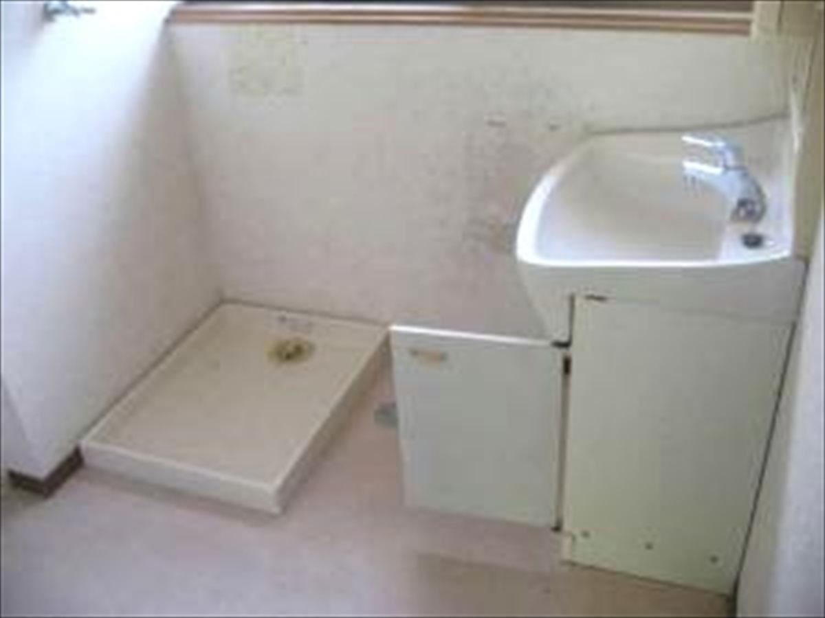 愛媛県宇和島市の古民家物件の洗面所。