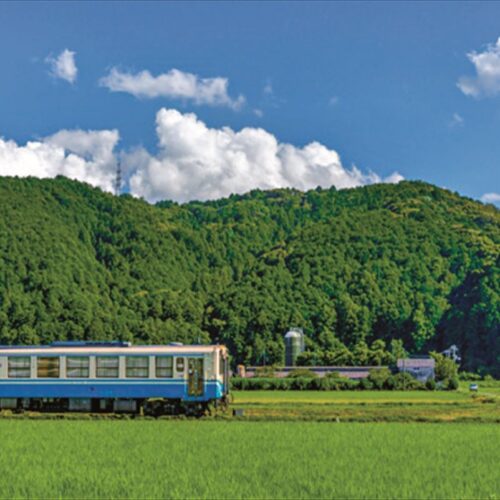 愛媛県宇和島市の風景。米どころ三間町を走る予土線。