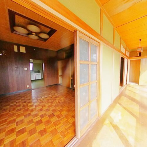 福井県坂井市の物件の廊下と洋室
