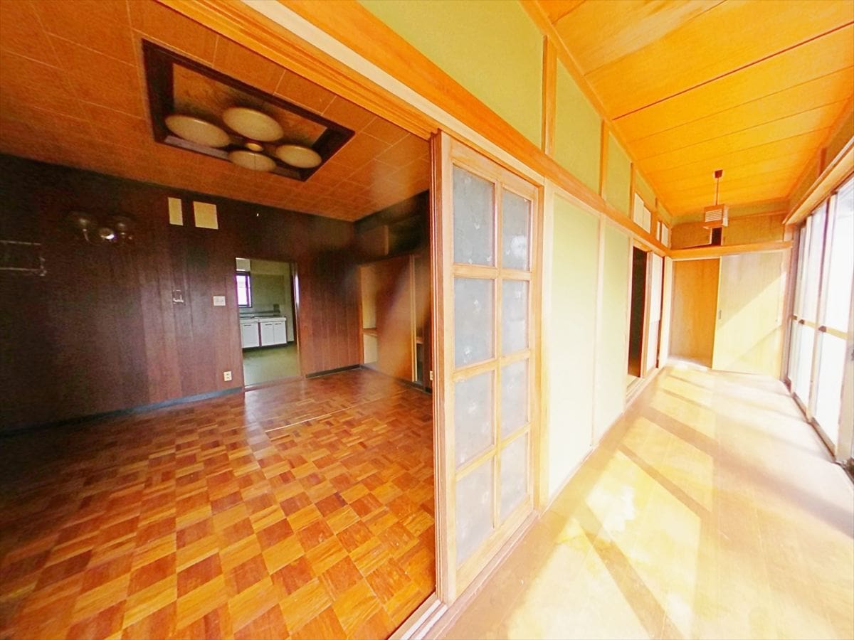 福井県坂井市の物件の廊下と洋室