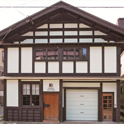築年数約120年、奥行きのある２階建ての総床面積74坪を「古民家レジデンス」として贅沢に再生