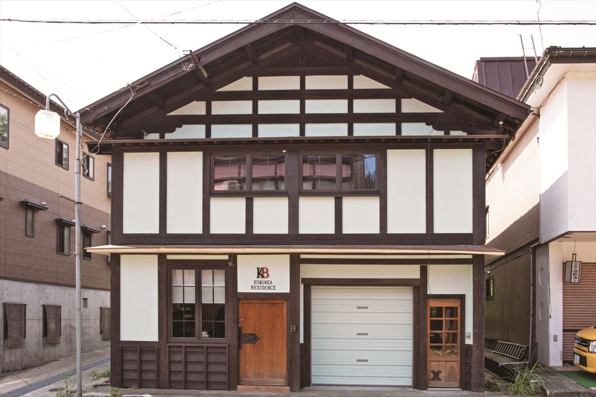 築年数約120年、奥行きのある２階建ての総床面積74坪を「古民家レジデンス」として贅沢に再生