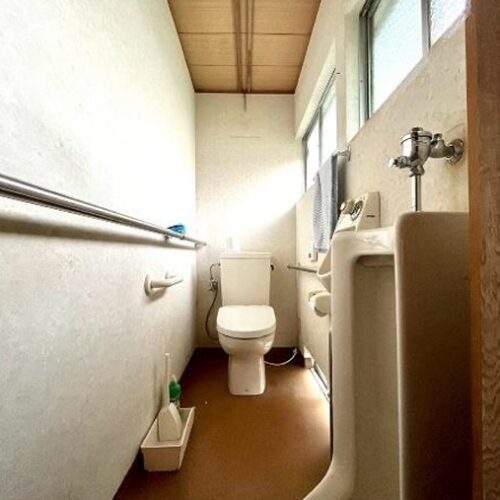 愛媛県西条市の古民家物件のトイレ。