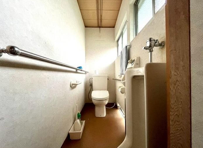愛媛県西条市の古民家物件のトイレ。