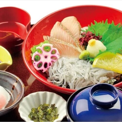 兵庫県洲本市では生サワラや生シラスが味わえる