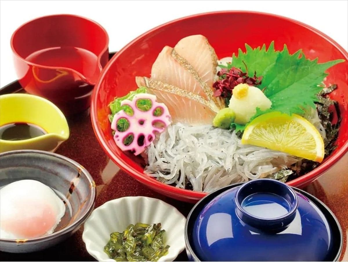 兵庫県洲本市では生サワラや生シラスが味わえる