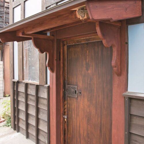 「松代ほくほく通り商店街」で改修中の古民家。ガレージ