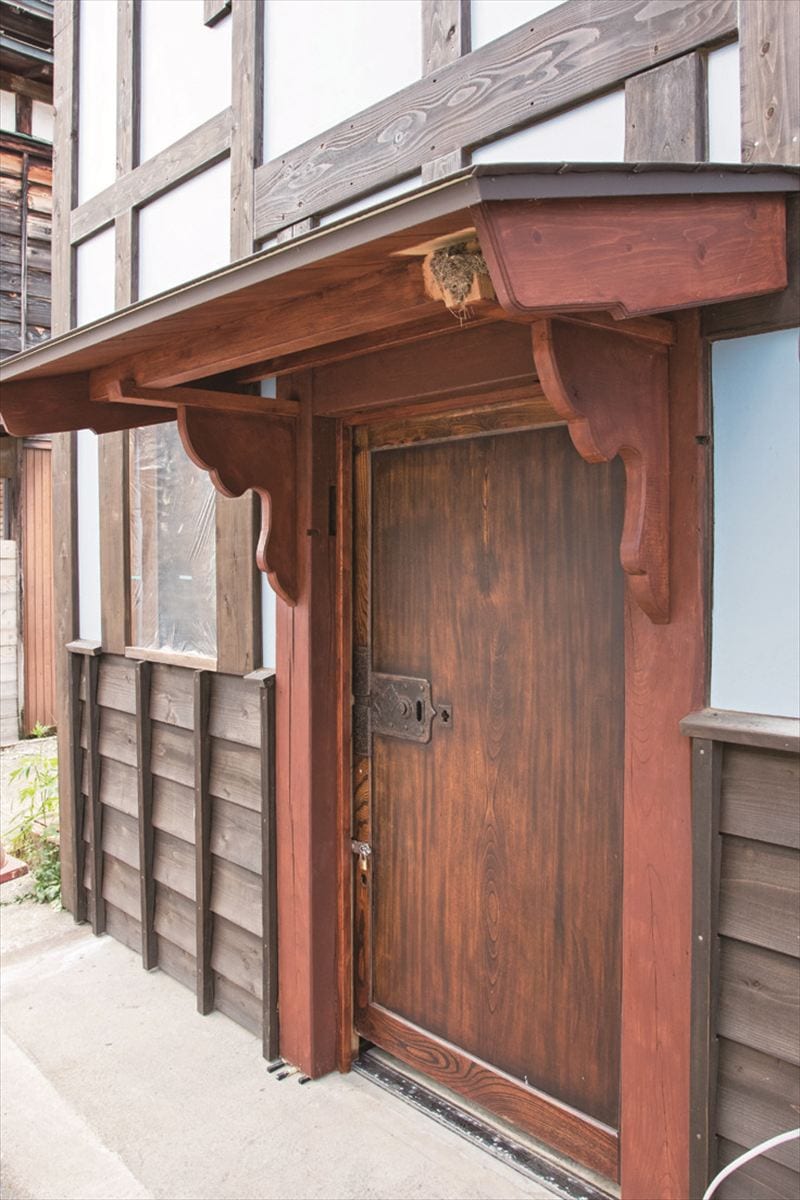 「松代ほくほく通り商店街」で改修中の古民家。ガレージ