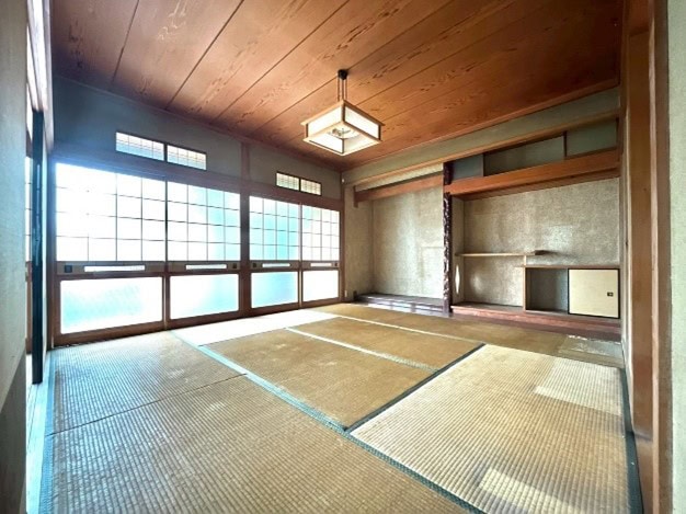 愛媛県西条市の古民家物件の和室。日当たり良好。