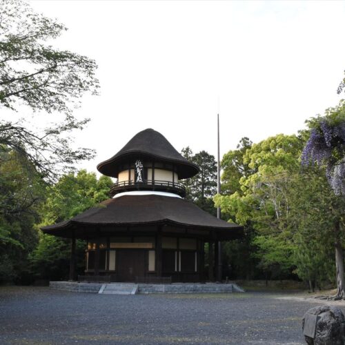 三重県伊賀市の俳聖殿。