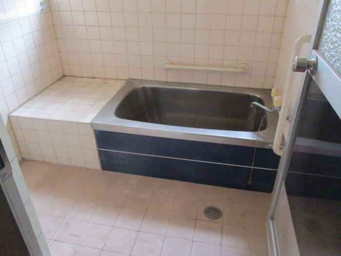 岡山県備前市の古民家物件の浴室。