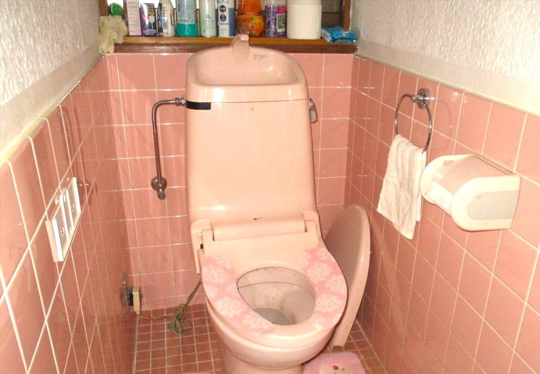 兵庫県佐用町の古民家物件のトイレ。温かみのあるピンクの色合いが印象的。