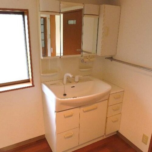 岡山県矢掛町の古民家物件の洗面所。