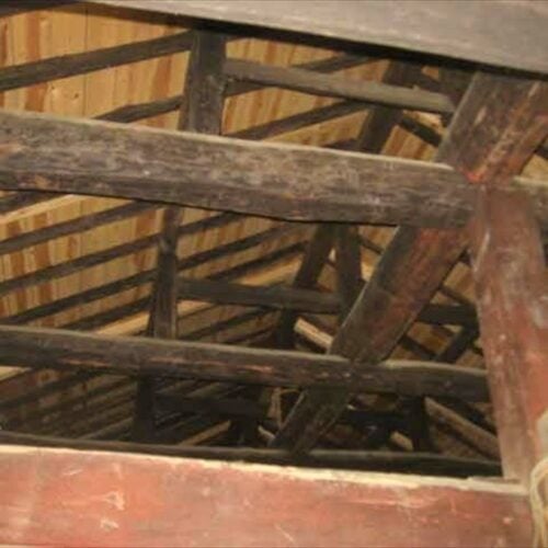 愛媛県宇和島市の古民家物件の梁。