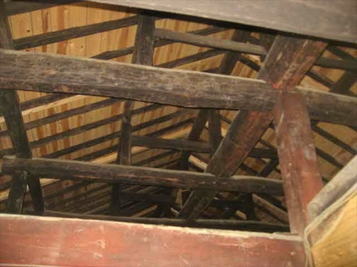 愛媛県宇和島市の古民家物件の梁。