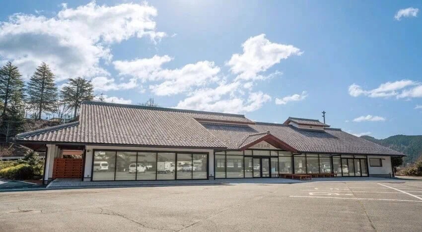 兵庫県佐用町の「味わいの里 三日月」。