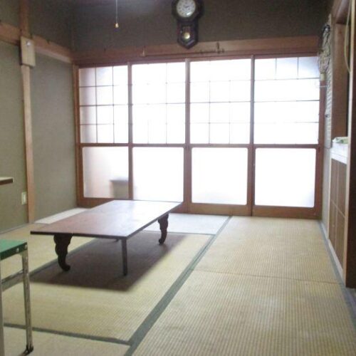 岡山県備前市の古民家物件の和室。窓から優しい光が差し込む。