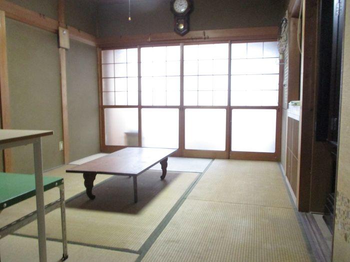 岡山県備前市の古民家物件の和室。窓から優しい光が差し込む。