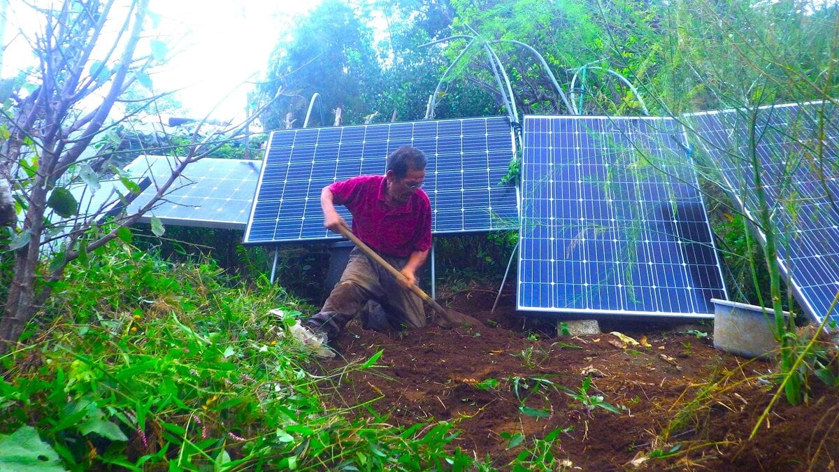 雨で発電量が下がった太陽光パネル。田舎暮らしで取り入れる再生可能エネルギー。