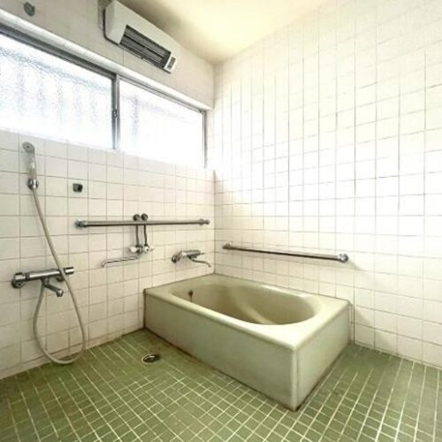 愛媛県西条市の古民家物件の浴室。