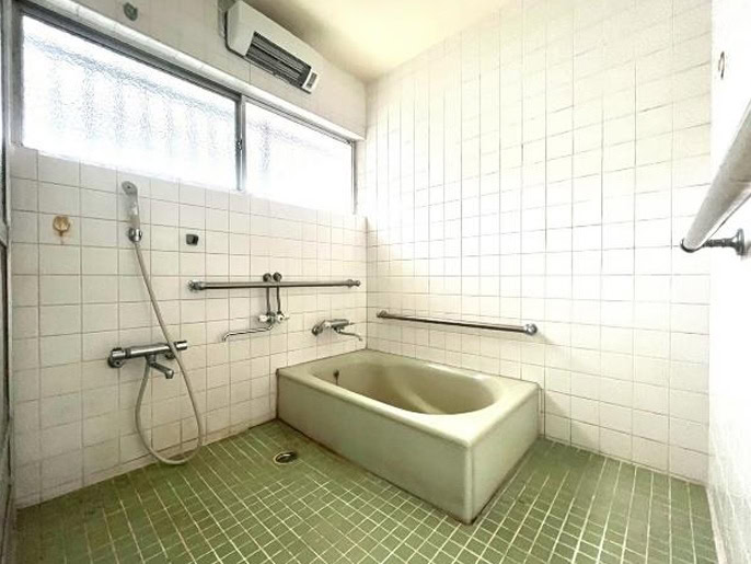 愛媛県西条市の古民家物件の浴室。