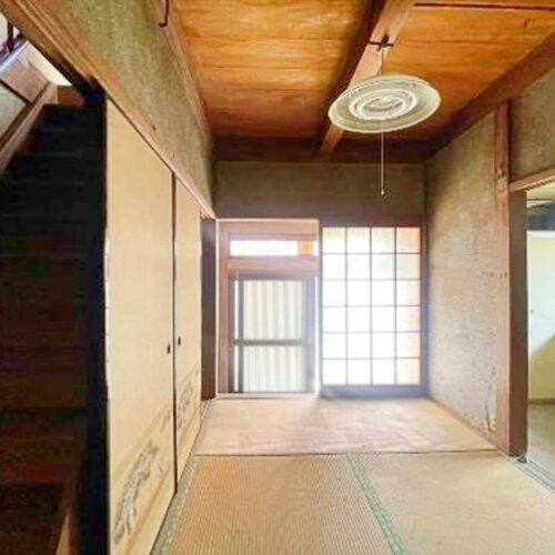 兵庫県洲本市の物件の玄関と3帖間