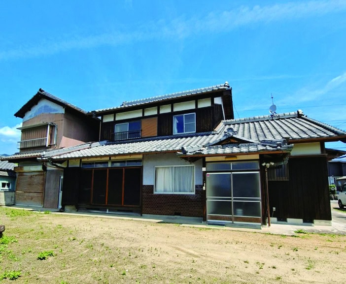 三重県伊賀市の古民家物件の外観。