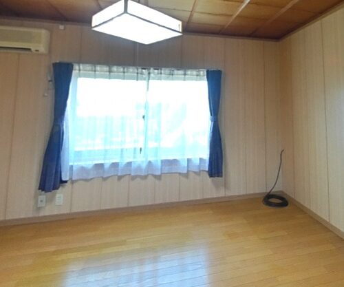 三重県伊賀市の古民家物件の2階洋室。