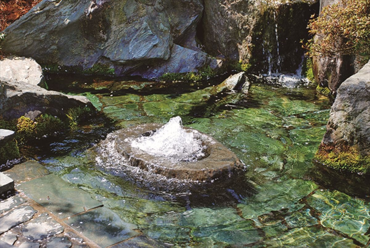 愛媛県西条市の地下水の自噴井「うちぬき」。