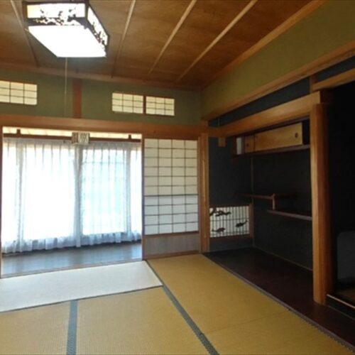 三重県伊賀市の物件の和室。日当たり良好。