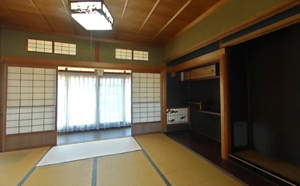 三重県伊賀市の物件の和室。日当たり良好。