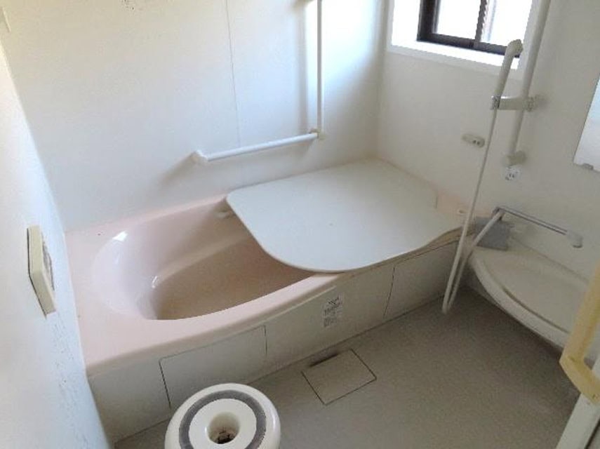 岡山県矢掛町の古民家物件の浴室。