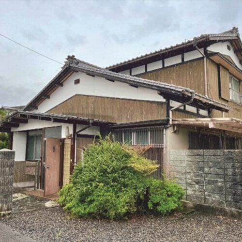 伝統の瓦屋根の古民家|中心部近くの便利な立地【愛媛県西条市】きれいな水に恵まれた自然豊かなまち|若者や子育て世代に人気の移住地