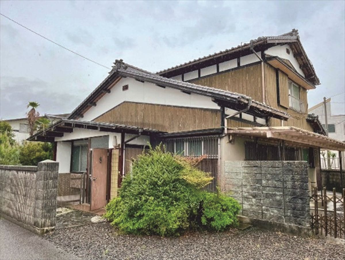 愛媛県西条市の古民家物件の外観。
