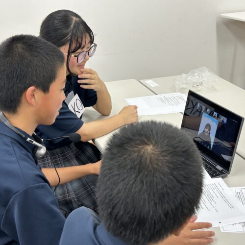 オンラインなら世界中と交流が可能。写真はインドネシアとつないだ英語授業の様子。