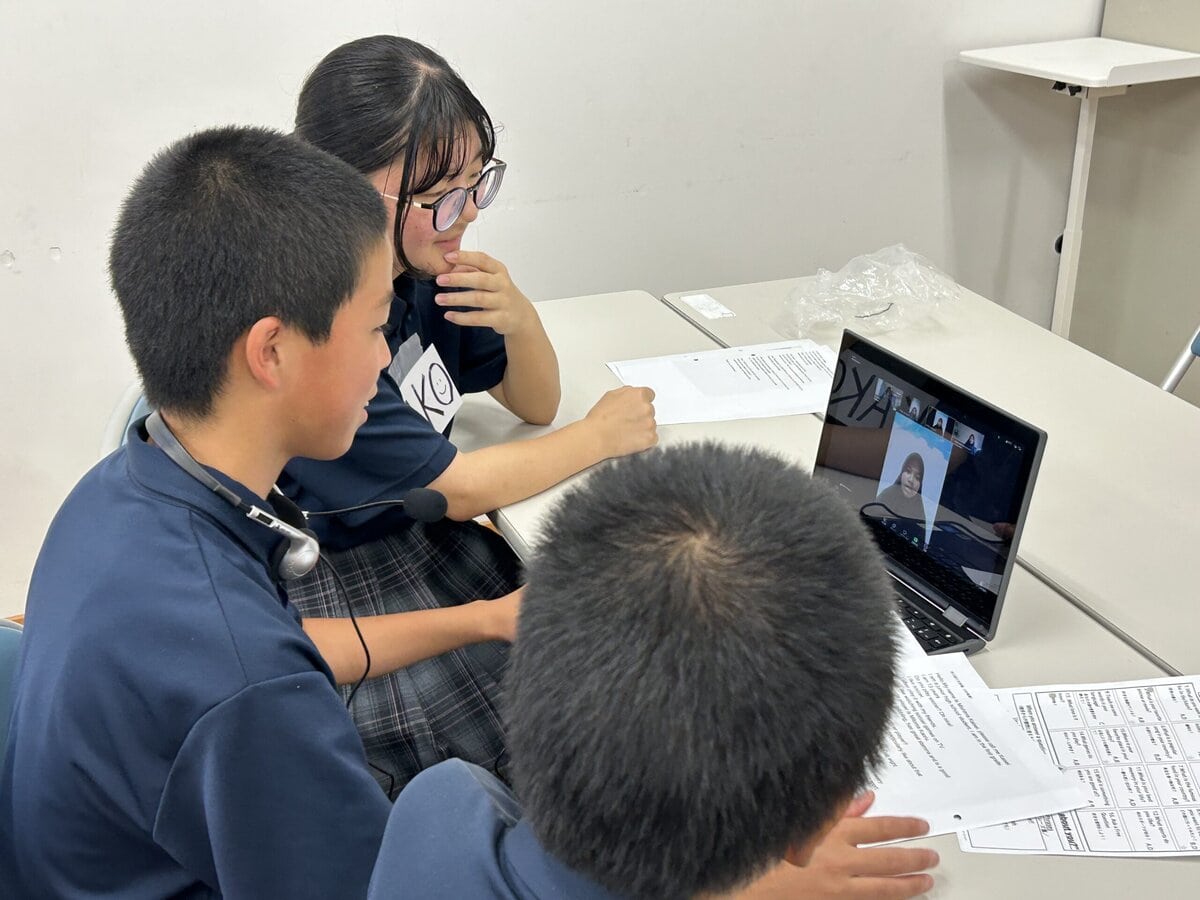 オンラインなら世界中と交流が可能。写真はインドネシアとつないだ英語授業の様子。