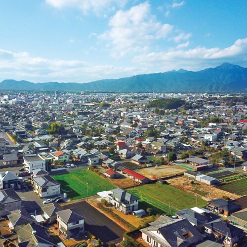 利便性のよい笠之原町のまち並み。西に車を走らせると海や山があり、自然に触れられる（鹿児島県鹿屋市）