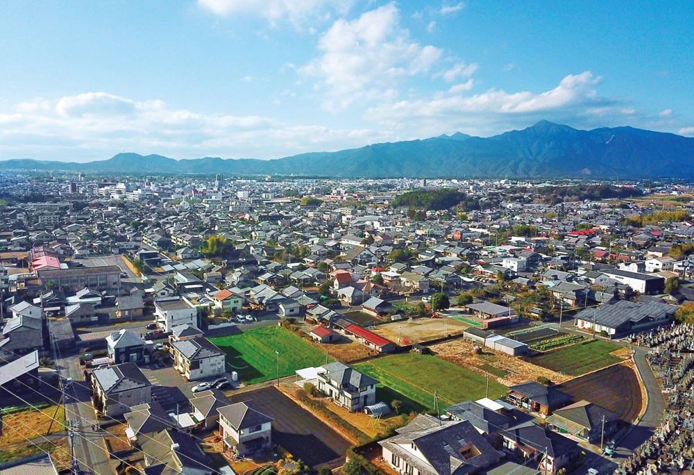 利便性のよい笠之原町のまち並み。西に車を走らせると海や山があり、自然に触れられる（鹿児島県鹿屋市）