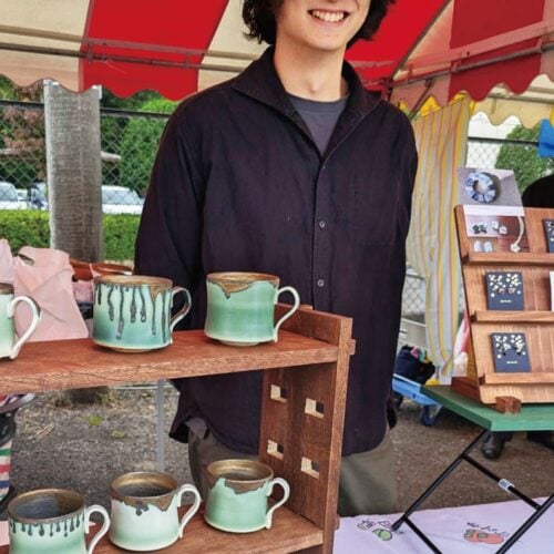 毎年8月に開かれる「会津本郷せと市」。町内にある12の会津本郷焼の窯元を中心に焼き物の露店が並び、大勢の人でにぎわう/福島県会津美里町