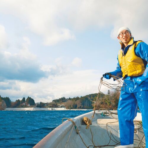船外機付きの小型の漁船で午後からの漁に出る石井さん/宮城県気仙沼市