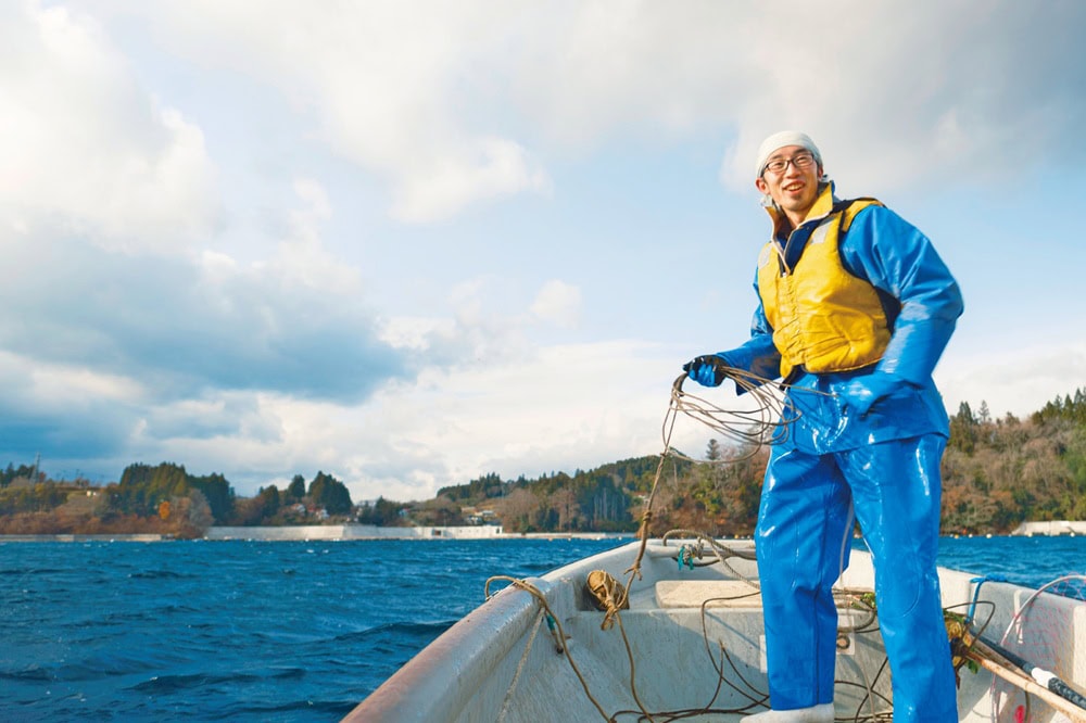 船外機付きの小型の漁船で午後からの漁に出る石井さん/宮城県気仙沼市