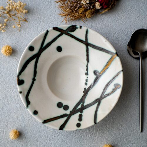 大友さんが手がけているのは、陶器と磁器を組み合わせた「半磁器」と呼ばれる陶芸。まだ販 売はしていないが、Instagramで作品を公開している/福島県会津美里町