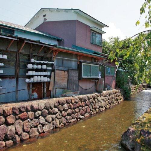 本郷地区には水路が流れ、土蔵やレンガの煙突などが、ノスタルジックな雰囲気を醸し出している。窯元巡りを楽しむ観光客も多い/福島県会津美里町