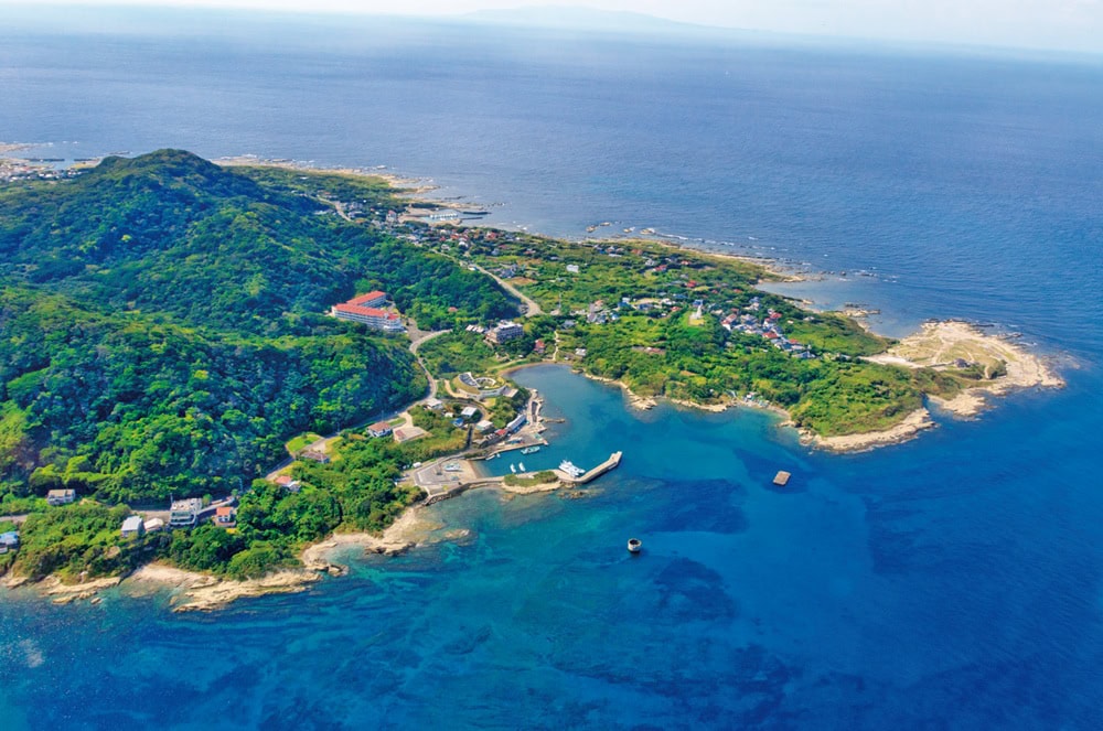 上空から見た館山市。移住相談窓口は“渚の駅”たてやま内、渚の博物館にある（千葉県館山市）