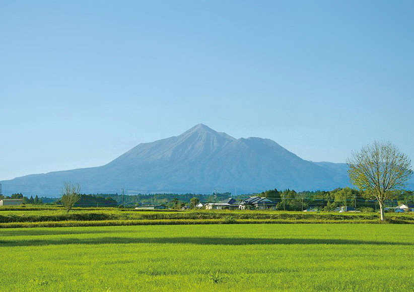 南九州の真ん中、霧島連山の麓に位置し、市内からは霧島連山を望むことができる（宮崎県都城市）